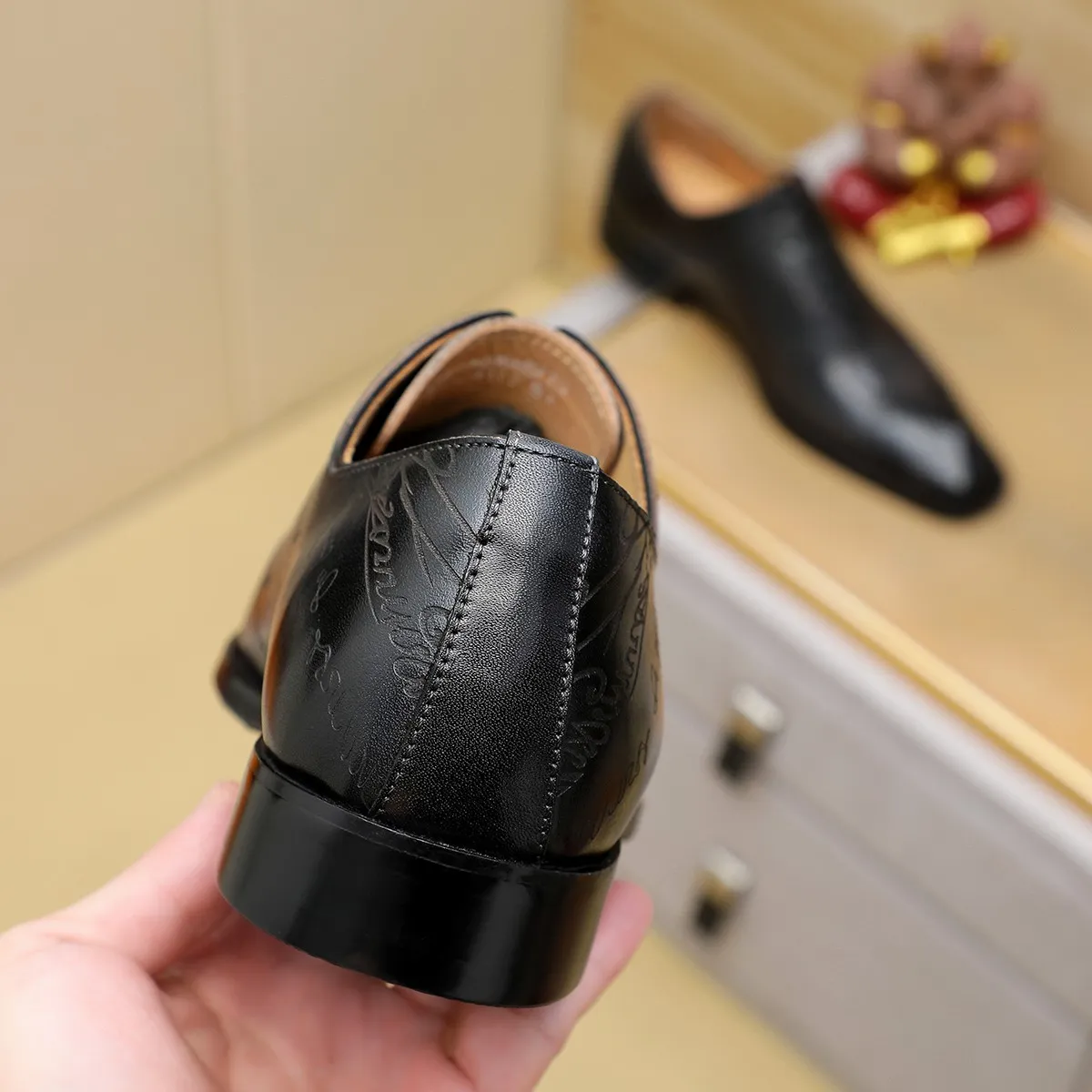 Men's shoes 💰620 💰 Louis Vuitton LV ® Autumn and Winter 🆕 models 🔛Full shoe counter First layer cowhide, 🐂leather lined casual shoes for men, super soft outsole, essential for driving. Counter synchronized original first layer cowhide completely 1:1 mold customization 🌹Top version, 2 colors available! Number: 38-45 (37.46. Customized)